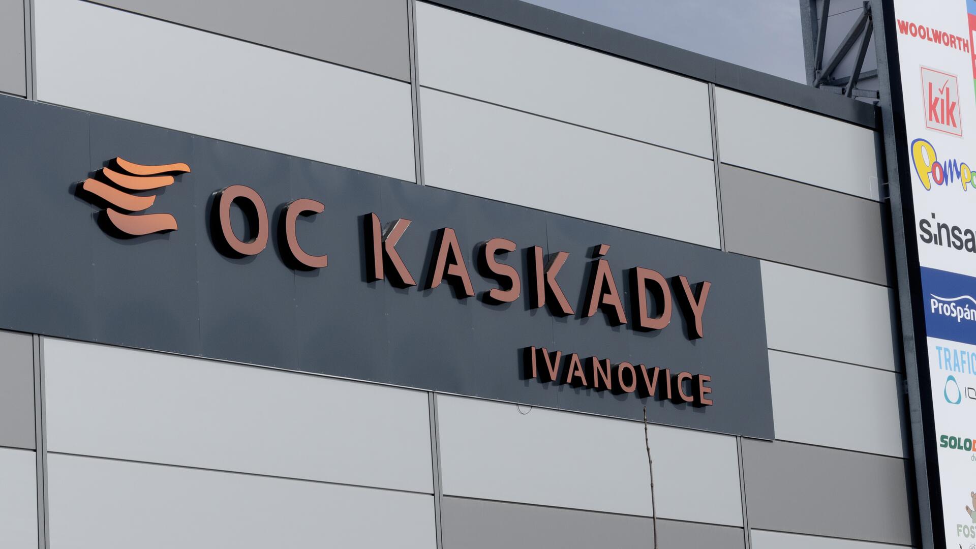 Betónový mobiliár MIAKI v novootvorenom obchodnom centre Kaskády Ivanovice