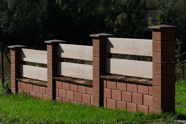 Betónový plot GARDELOT® so strieškami a hlavicami v DEKORe dreva | Betonový plot jako zídka či vyvýšený záhon