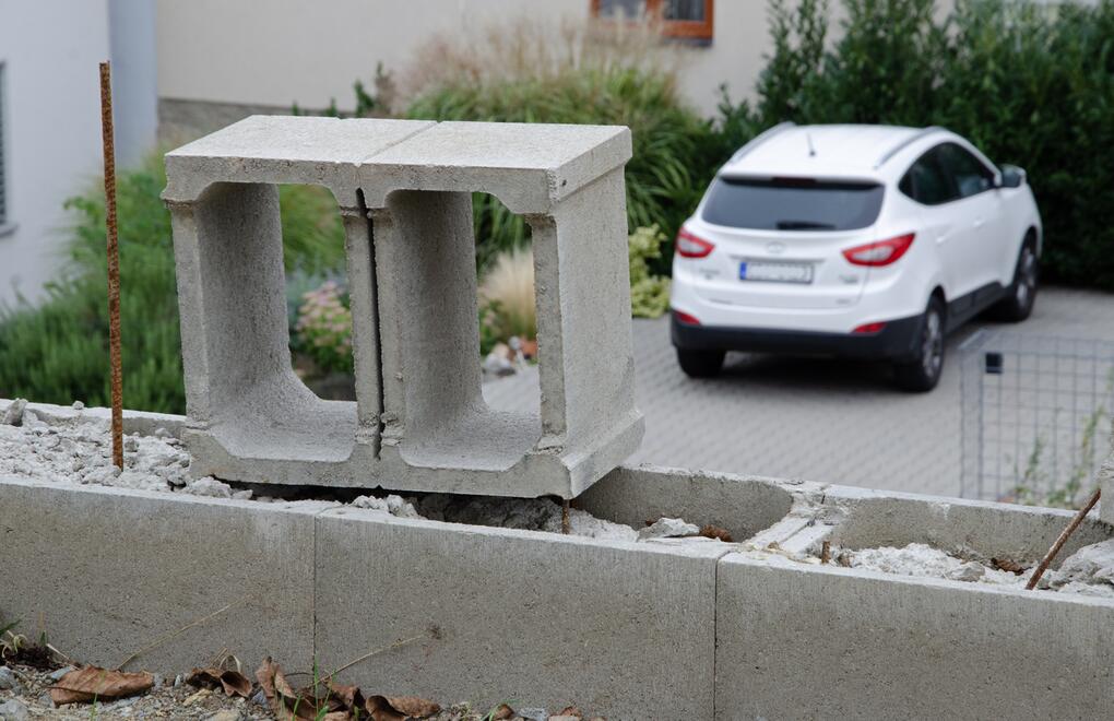Deliaci kus: debniaca tvarovka strateného debnenia určená na rozpolenie