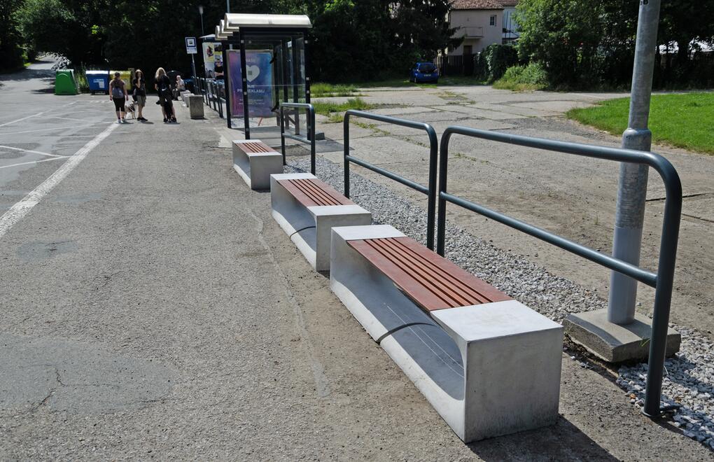 Lavičky BETO na autobusovej zastávke