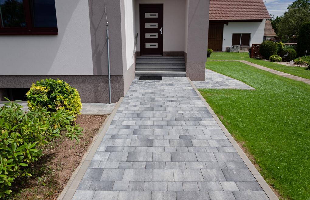 Nadčasová betónová skladobná dlažba VERDELIT® v melíre Elba obľúbená v okolí moderných rodinných domov
