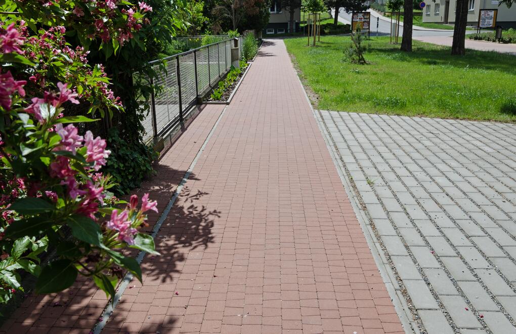 Chodníky na námestí z betónových dlažieb RUBELIT® červená a DRENA® natural