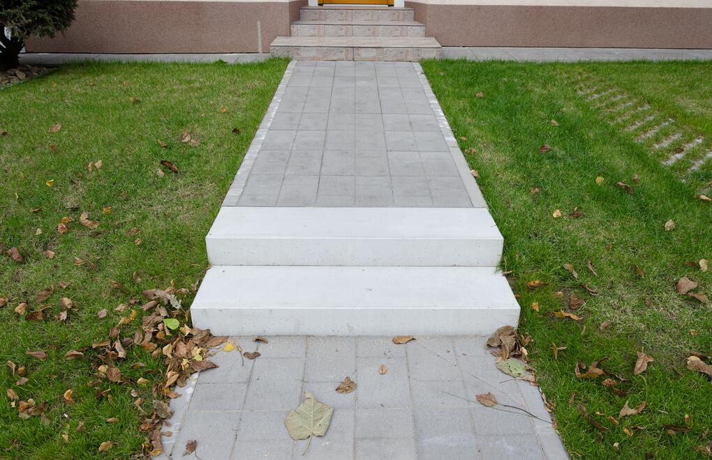 Elegantné riešenie chodníka vo svahu pomocou schodiskových blokov