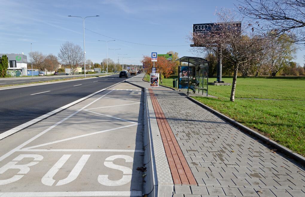 Autobusová zastávka s bezbariérovými obrubníkmi PREFA