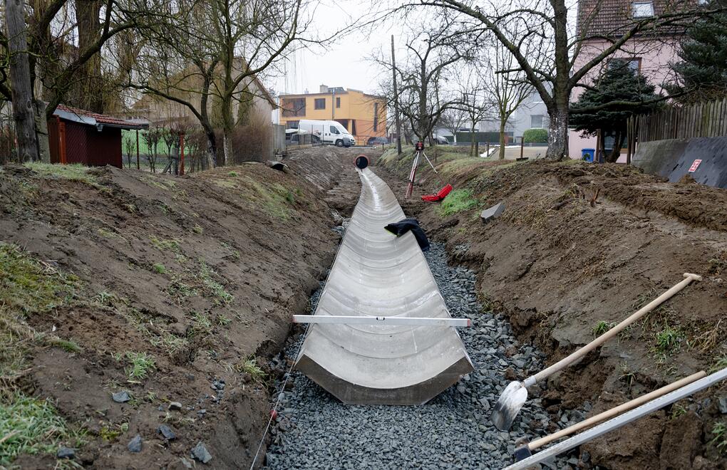 Odvodnenie obce pomocou betónových žľabov