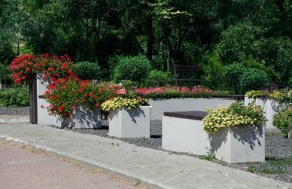 Mestský park: Betónový mobiliár