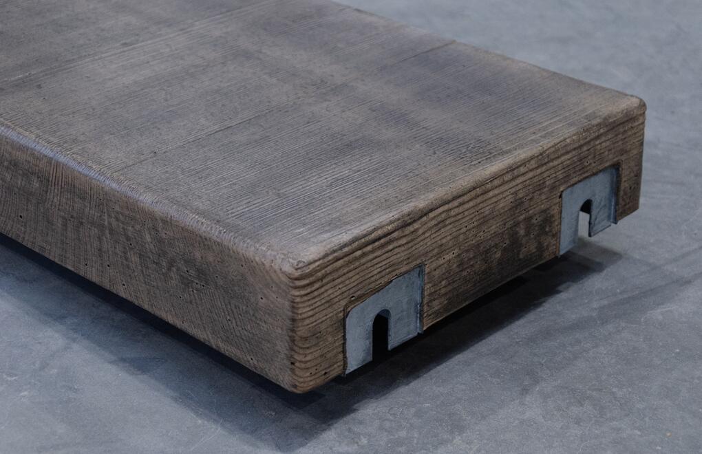 Detail bočnej steny betónového sedadla k lavičke MIAKI vo farbe ebony
