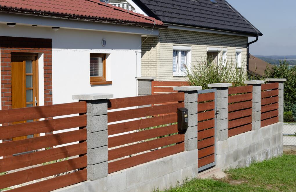 Oplotenie rodinného domu: kombinácia stĺpových tvaroviek Gardelot® a drevené výplne