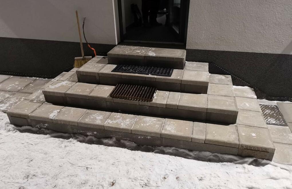 Trojstranné schodisko zo strateného debnenia a dlažby HBG®