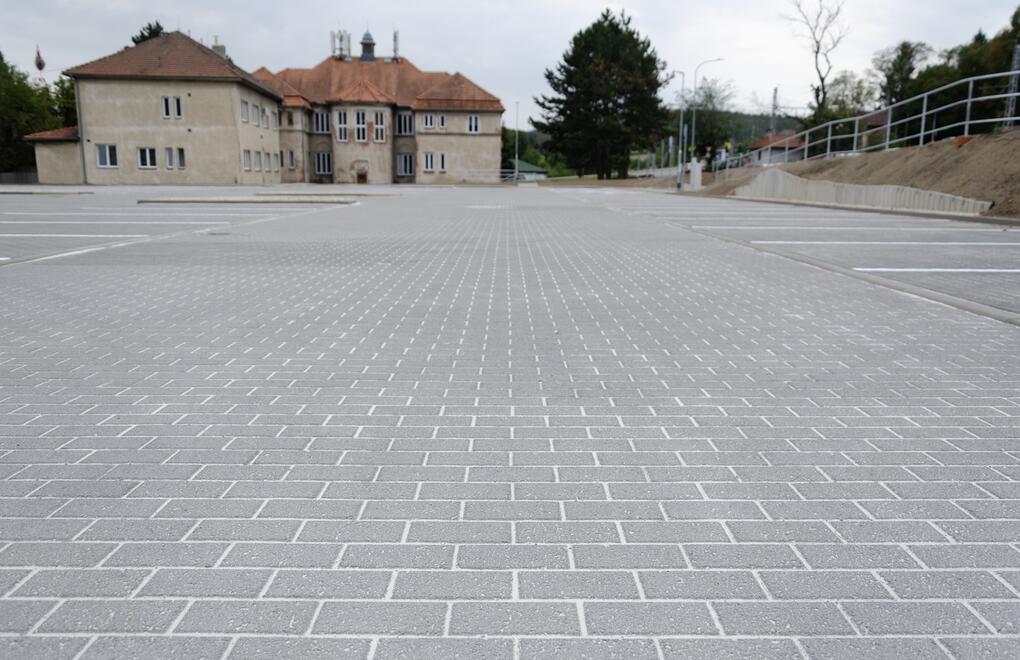 Rozsiahle parkovisko z vsakovacej dlažby GRANIT® AQUA