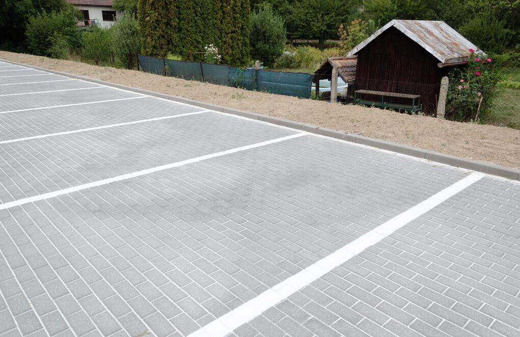 Parkovacie plochy z vsakovacej dlažby - elegantné riešenie pre vsakovanie zrážok vďaka medzerovitému betónu