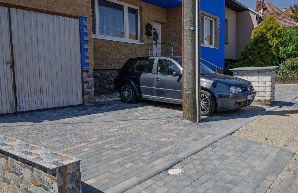 Parkovacie státie pred rodinným domom z dlažobných kameňov GRANIT®