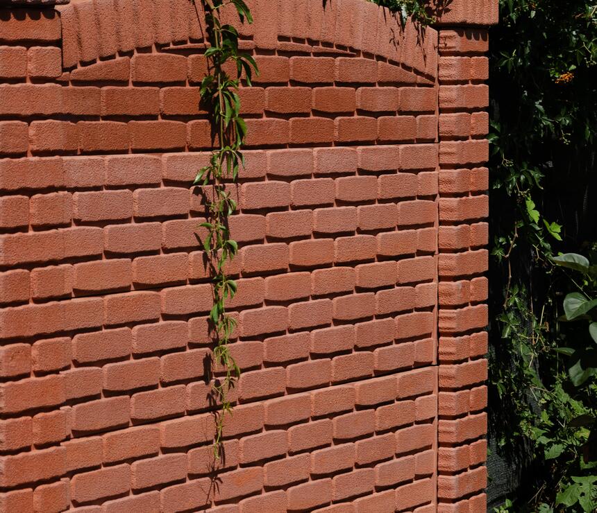 Betónový plotový stĺpik: priebežný jednostranný reliéf TEHLA RELIÉFNA - foto č.2