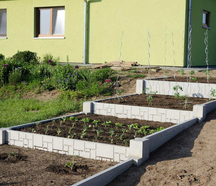 Vyvýšený záhon z betónových plotových dosiek jednostranný reliéf HAKLÍK farba natural - foto č.3