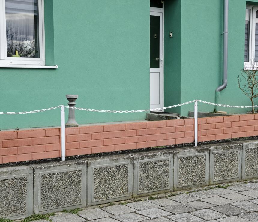 Betónový plot DEKOR jednostranný reliéf LÍCOVKA farba červená - foto č.3