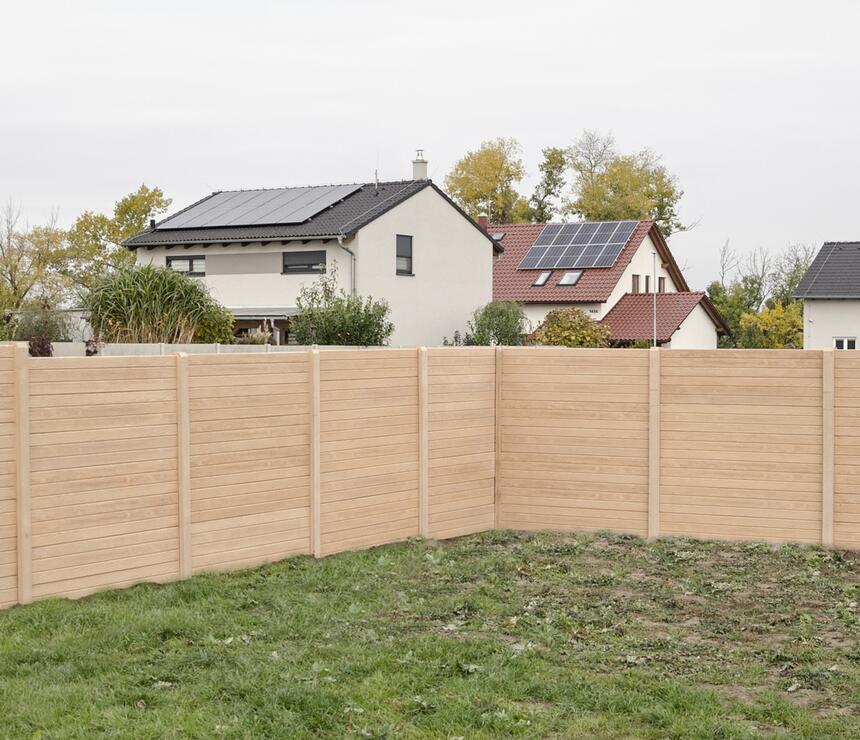 Betónový plot DEKOR jednostranný reliéf PRKNO, stĺpiky HLADKÉ farba béžová - foto č.5