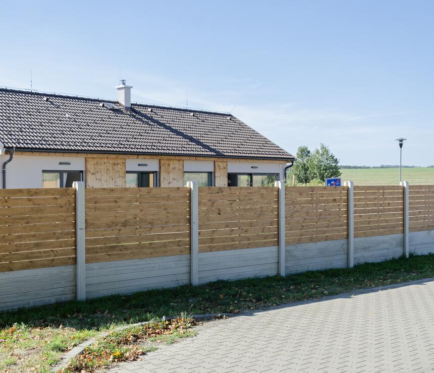 Betónový plot DEKOR jednostranný reliéf PRKNO, stĺpiky HLADKÉ farba natural - foto č.9