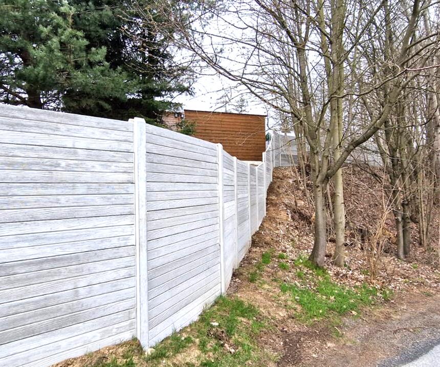Betónový plot DEKOR jednostranný reliéf PRKNO, stĺpiky HLADKÉ farba natural - foto č.10