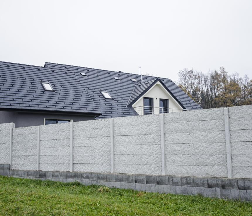 Betónový plot DEKOR obojstranný reliéf KAMEŇ, stĺpiky HLADKÉ farba natural - foto č.3