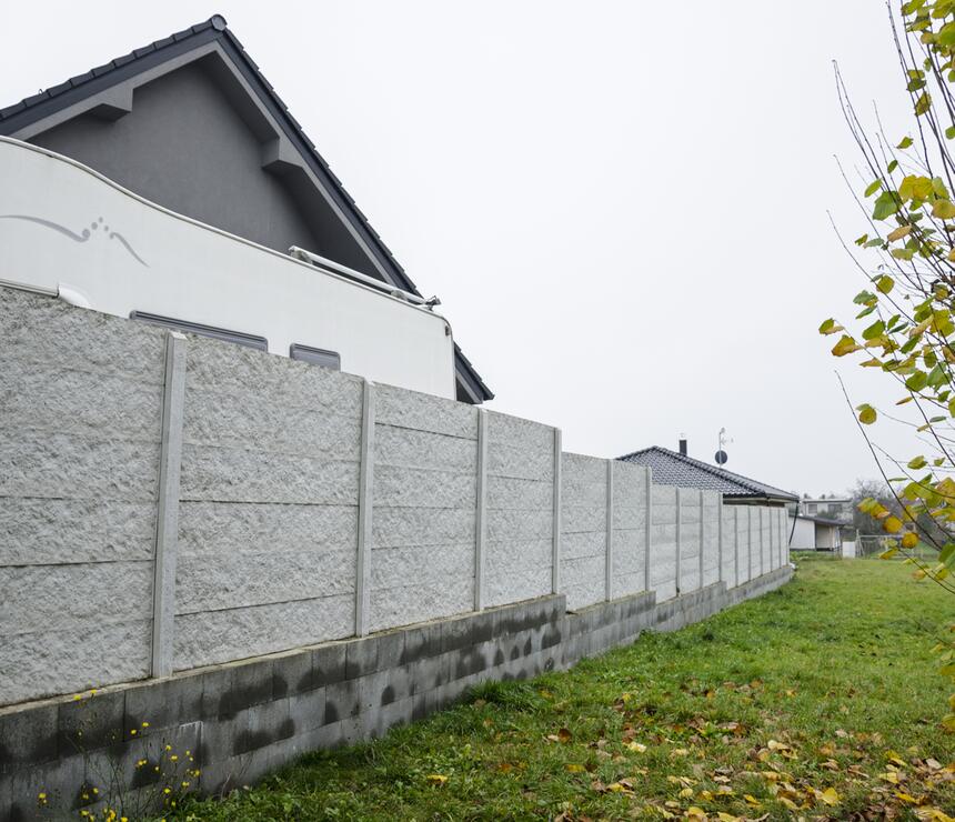 Betónový plot DEKOR obojstranný reliéf KAMEŇ, stĺpiky HLADKÉ farba natural - foto č.4