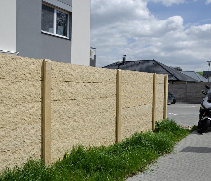 Betónový plot DEKOR obojstranný reliéf KAMEŇ, stĺpiky HLADKÉ farba piesková - foto č.5