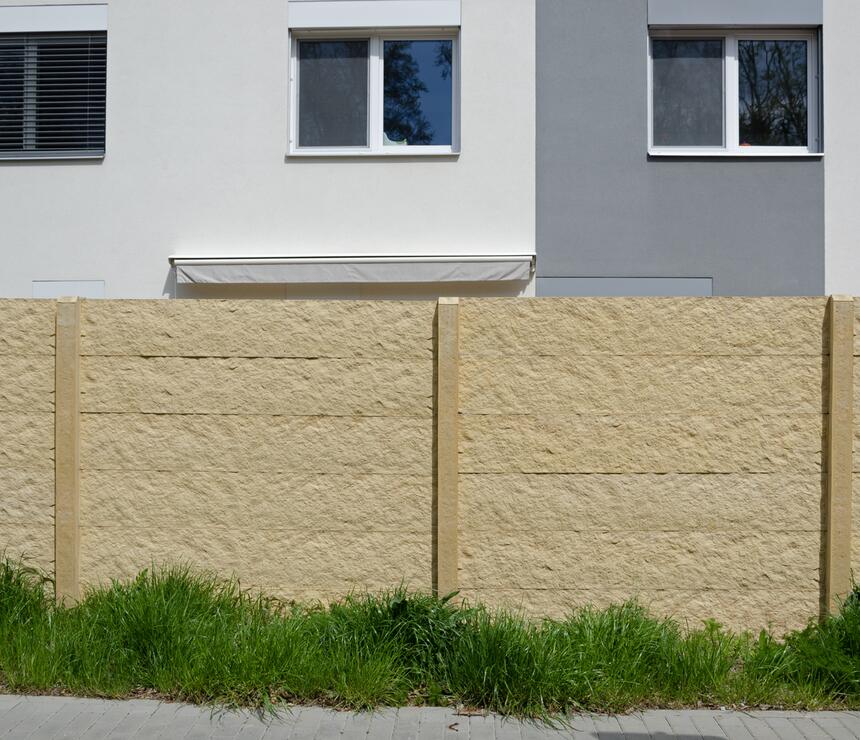 Betónový plot DEKOR obojstranný reliéf KAMEŇ, stĺpiky HLADKÉ farba piesková - foto č.6