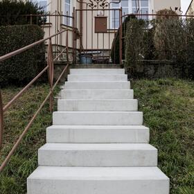 Betónový schod 135x35x15