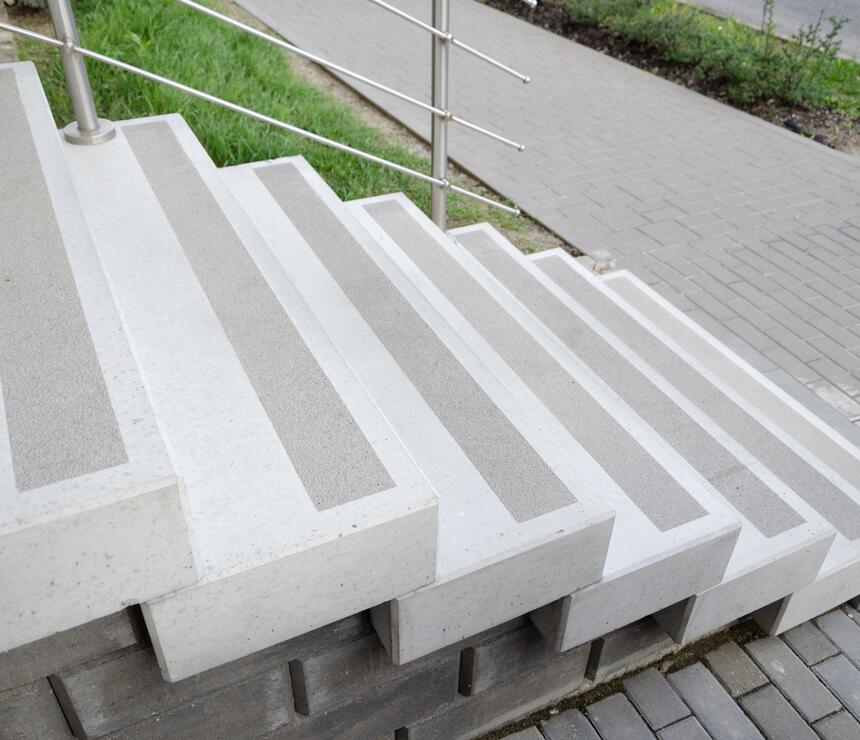 Betónové schody farba natural povrch protišmykový pásik - foto č.10