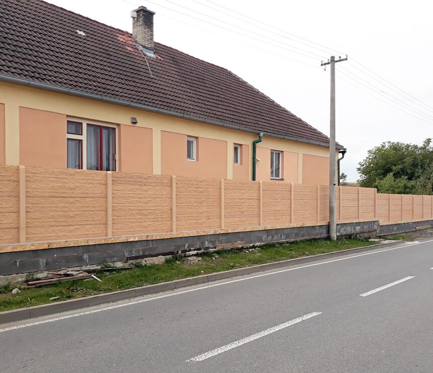 Betónový plot DEKOR jednostranný reliéf TEHLIČKA farba béžová - foto č.9