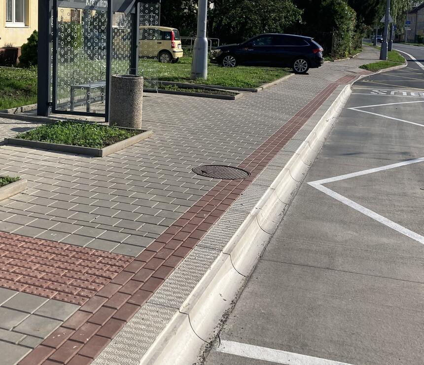 Betónový obrubník zastávkový bezbariérový farba natural - foto č.7