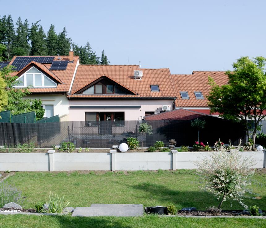 Vyvýšený záhon: betónové stĺpiky hladké skrátené, plotové dosky bez reliéfu, hlavica reliéf drevo, farba natural - foto č.3
