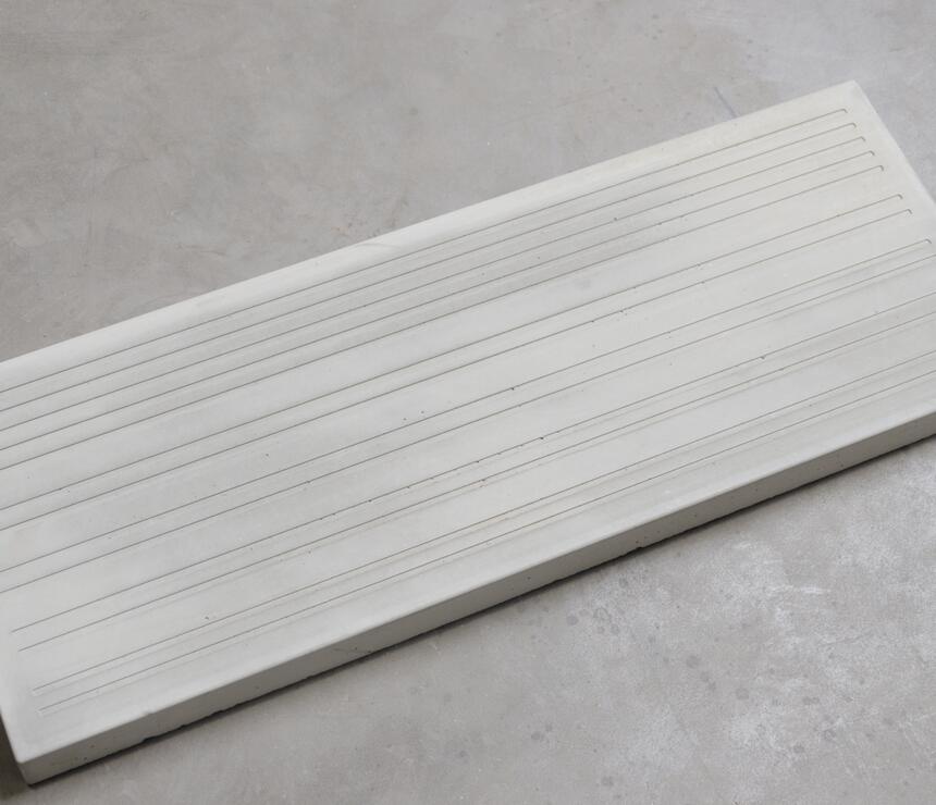 Betónový bazénový lem s protišmykovým pásikom základný, farba natural - foto č.2