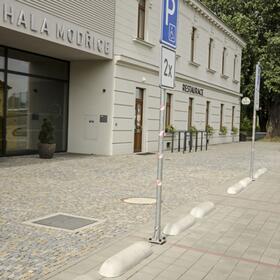 Mobiliár: Betónová zábrana pod kolesá