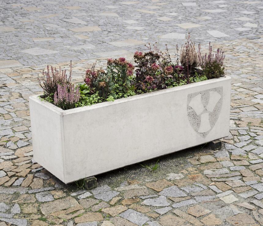 Betónový kvetináč Sandra farba natural povrch tryskané logo - foto č.4