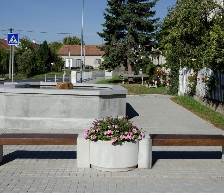 Betónový mestský mobiliár MIAKI: kvetináč Mia natural hladký, lavička MIAKI sedák farba ebony - foto č.8