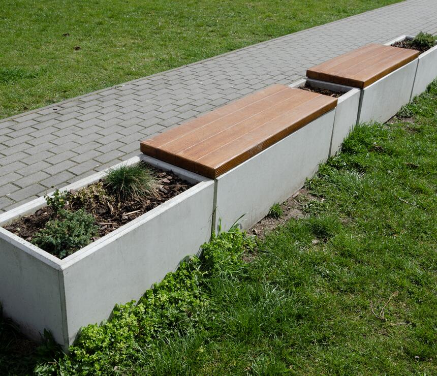 Betónová lavička Sandra farba natural povrch hladký sedák betón coffee, betónový kvetináč Laura a Nela farba natural povrch hladký - foto č.9