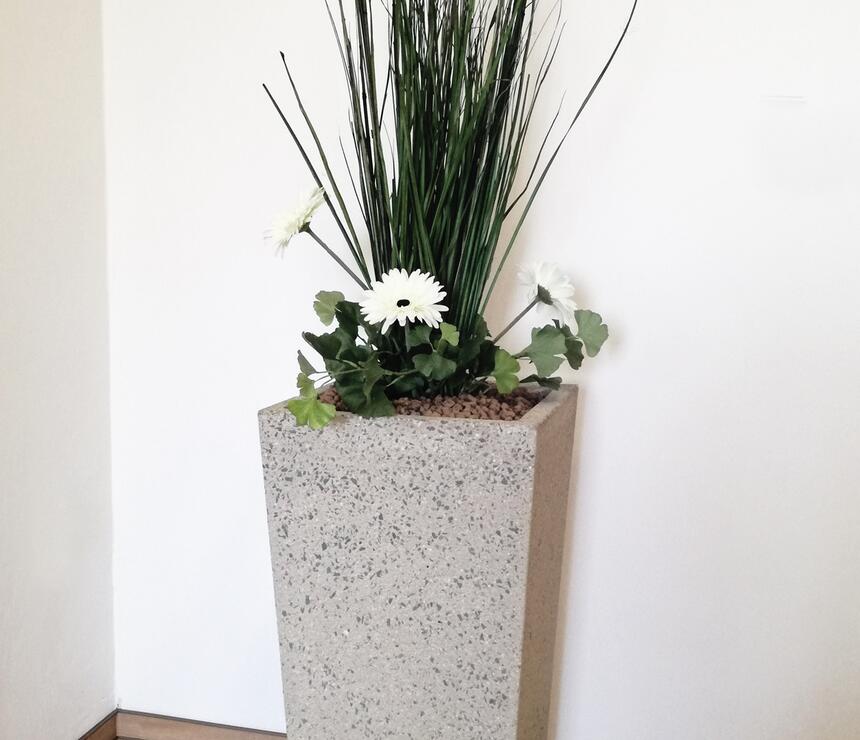 Betónový kvetináč Sára III farba natural povrch tryskaný - foto č.3