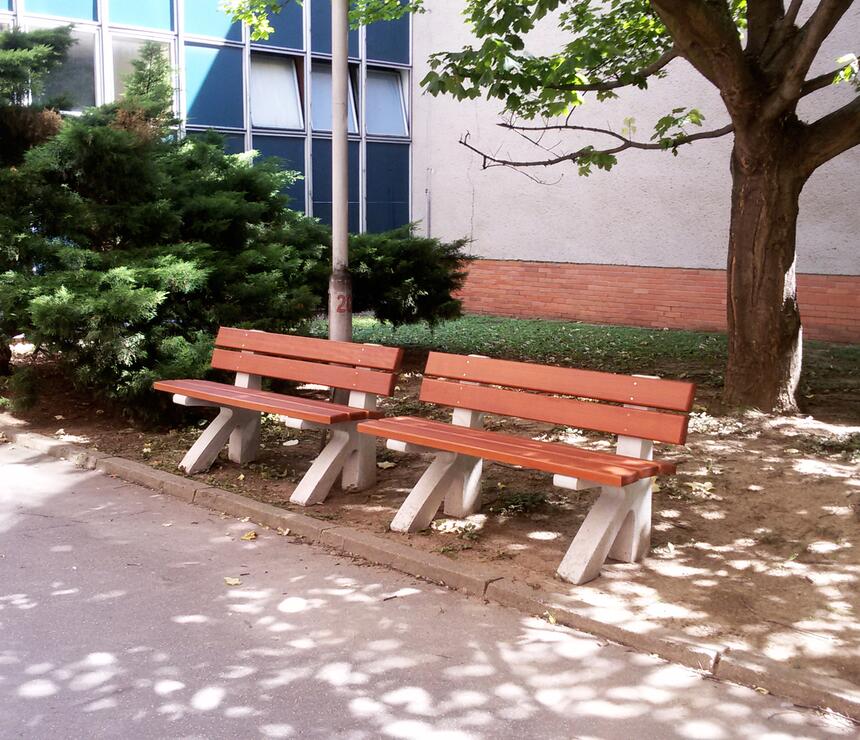 Betónová lavička A s dreveným sedákom - foto č.3