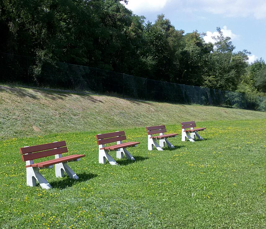 Betónová lavička A s dreveným sedákom - foto č.5