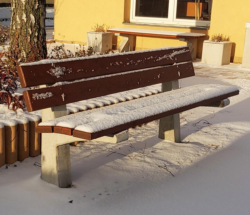 Betónová lavička B s dreveným sedákom a operadlom - foto č.8