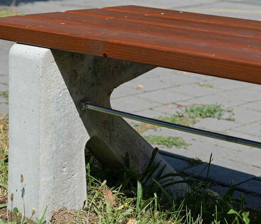 Lavička C - betónové nohy, drevený sedák farba TEAK, bez operadla - foto č.11