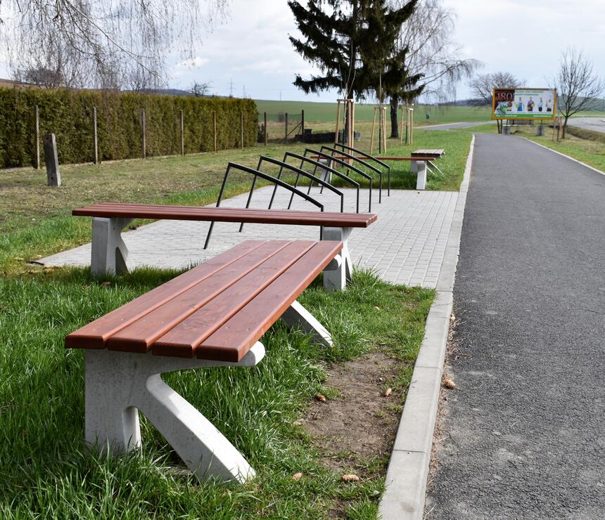 Lavička C - betónové nohy, drevený sedák farba TEAK, bez operadla - foto č.3