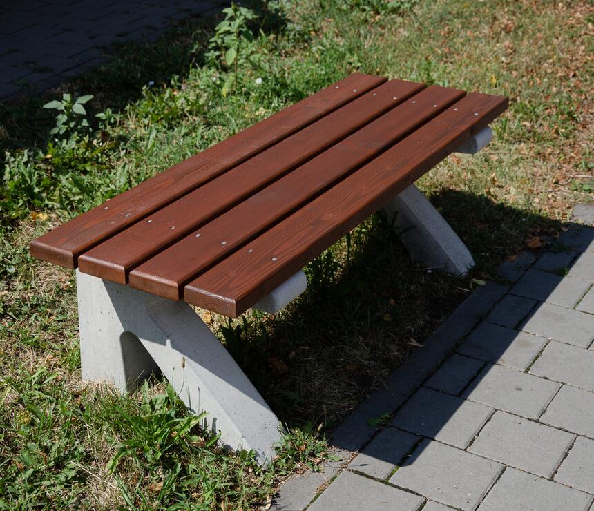 Lavička C - betónové nohy, drevený sedák farba TEAK, bez operadla - foto č.5