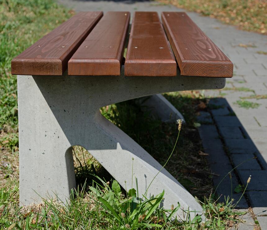 Lavička C - betónové nohy, drevený sedák farba TEAK, bez operadla - foto č.6