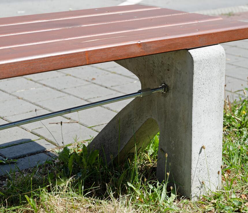 Lavička C - betónové nohy, drevený sedák farba TEAK, bez operadla - foto č.8