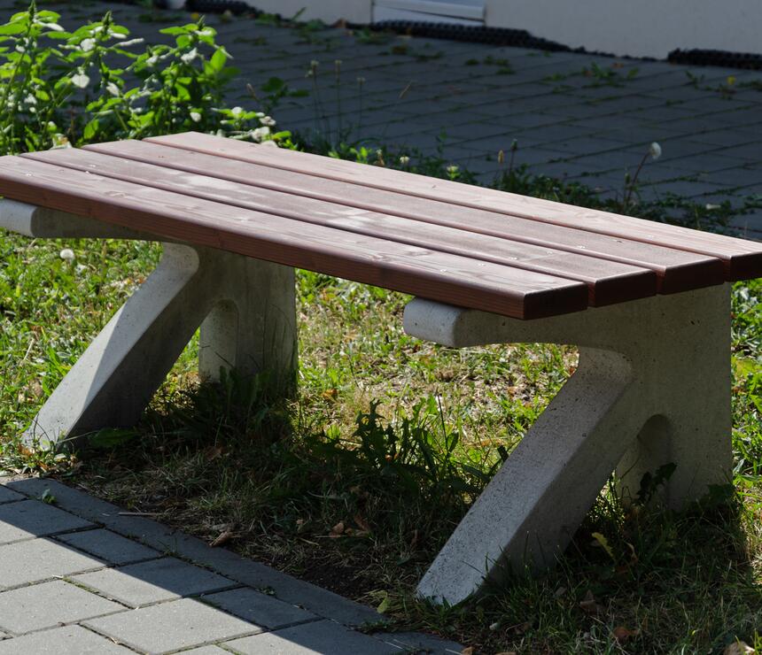 Lavička C - betónové nohy, drevený sedák farba TEAK, bez operadla - foto č.9