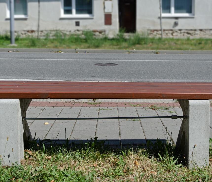Lavička C - betónové nohy, drevený sedák farba TEAK, bez operadla - foto č.10