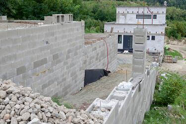 Murovanie so strateným debnením nie je žiadny problém. Kliknite vyššie na stránke na jednotl. produkty na zistenie ceny za m2. | Použitie debniacich tvaroviek