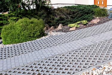 Zatrávňovacia dlažba na príjazdovej ceste | Elegancia a udržateľnosť s betónovou zatrávňovacou dlažbou