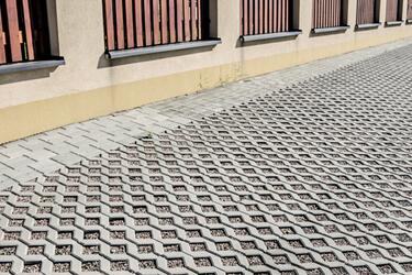 Zatrávňovacia dlažba Andezit | Elegancia a udržateľnosť s betónovou zatrávňovacou dlažbou